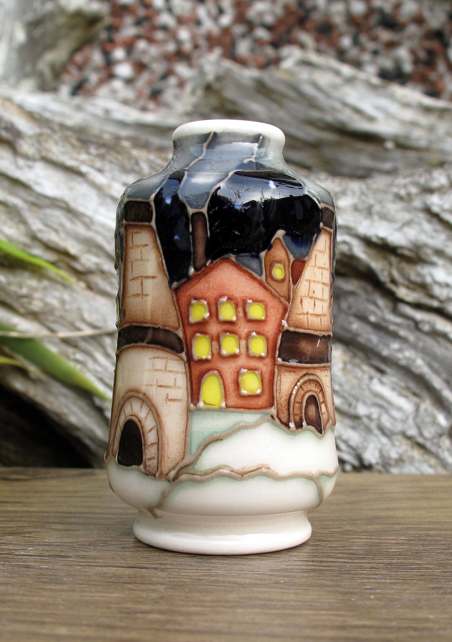 Moorcroft SNOW CHIMNEYS Miniature Vase Shape 98/2 Retail Price £235 Bottle Ovens