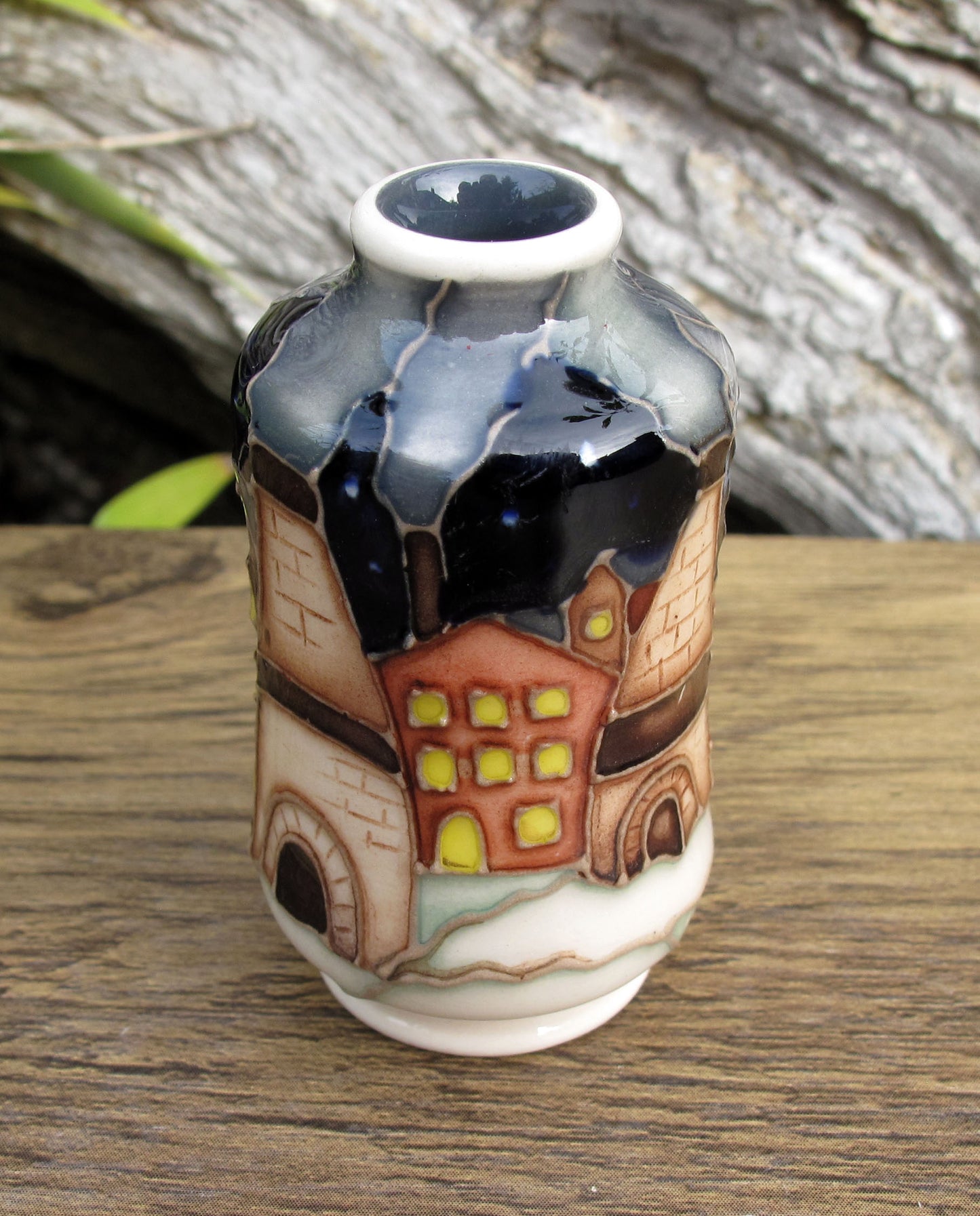 Moorcroft SNOW CHIMNEYS Miniature Vase Shape 98/2 Retail Price £235 Bottle Ovens
