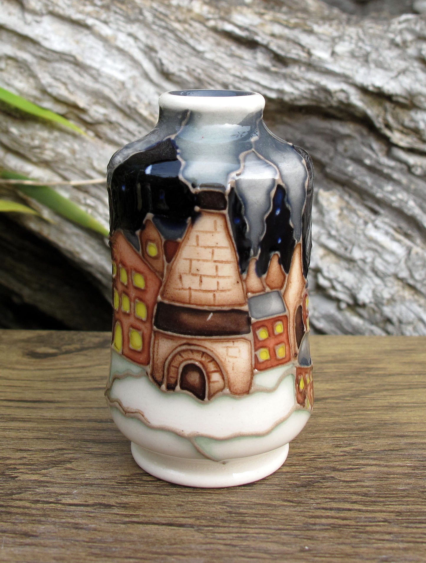 Moorcroft SNOW CHIMNEYS Miniature Vase Shape 98/2 Retail Price £235 Bottle Ovens