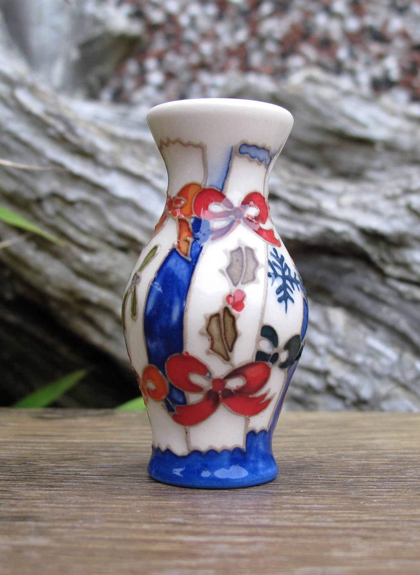 Moorcroft CHRISTMAS CRACKERS Miniature Vase Shape 226/2 Retail Price £239