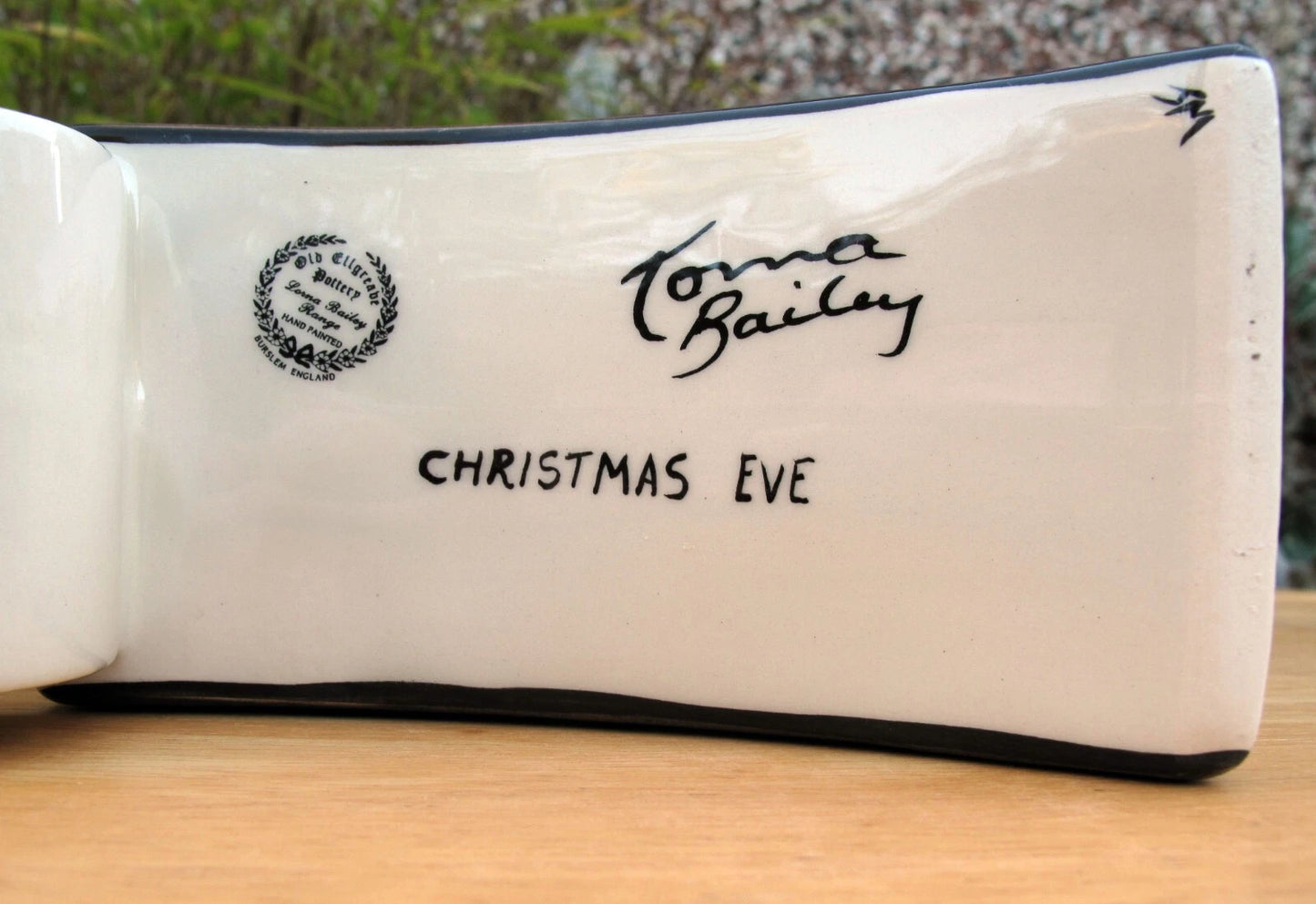 Lorna Bailey CHRISTMAS EVE CONCAVE TEAPOT Nov 2004 Santa ( Ref. New Millennium )