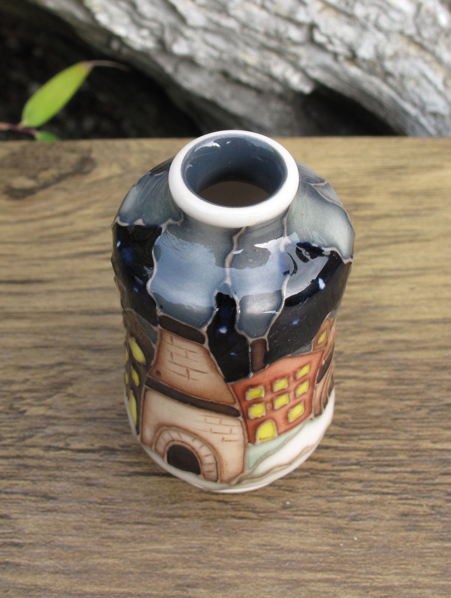 Moorcroft SNOW CHIMNEYS Miniature Vase Shape 98/2 Retail Price £235 Bottle Ovens