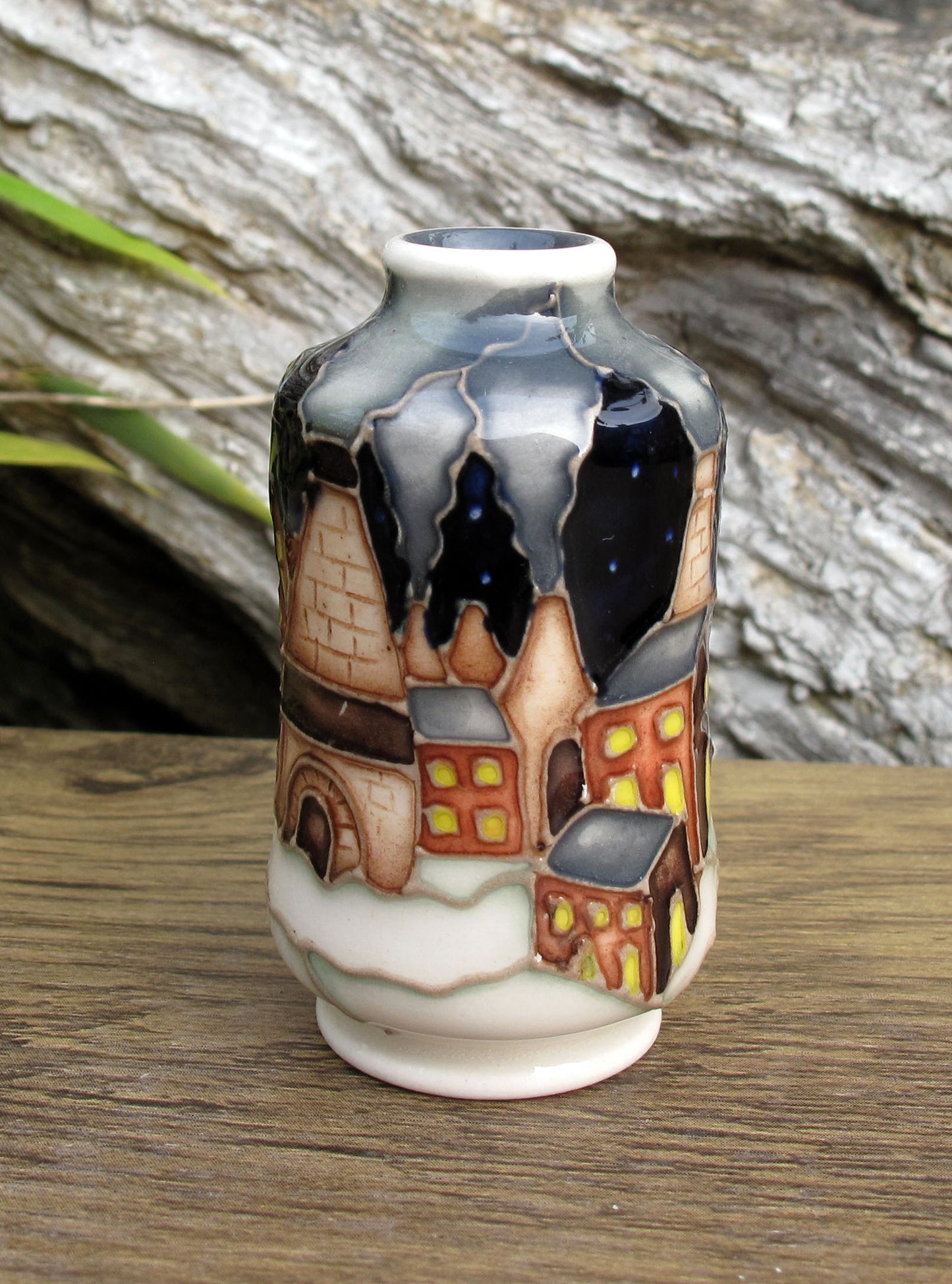 Moorcroft SNOW CHIMNEYS Miniature Vase Shape 98/2 Retail Price £235 Bottle Ovens