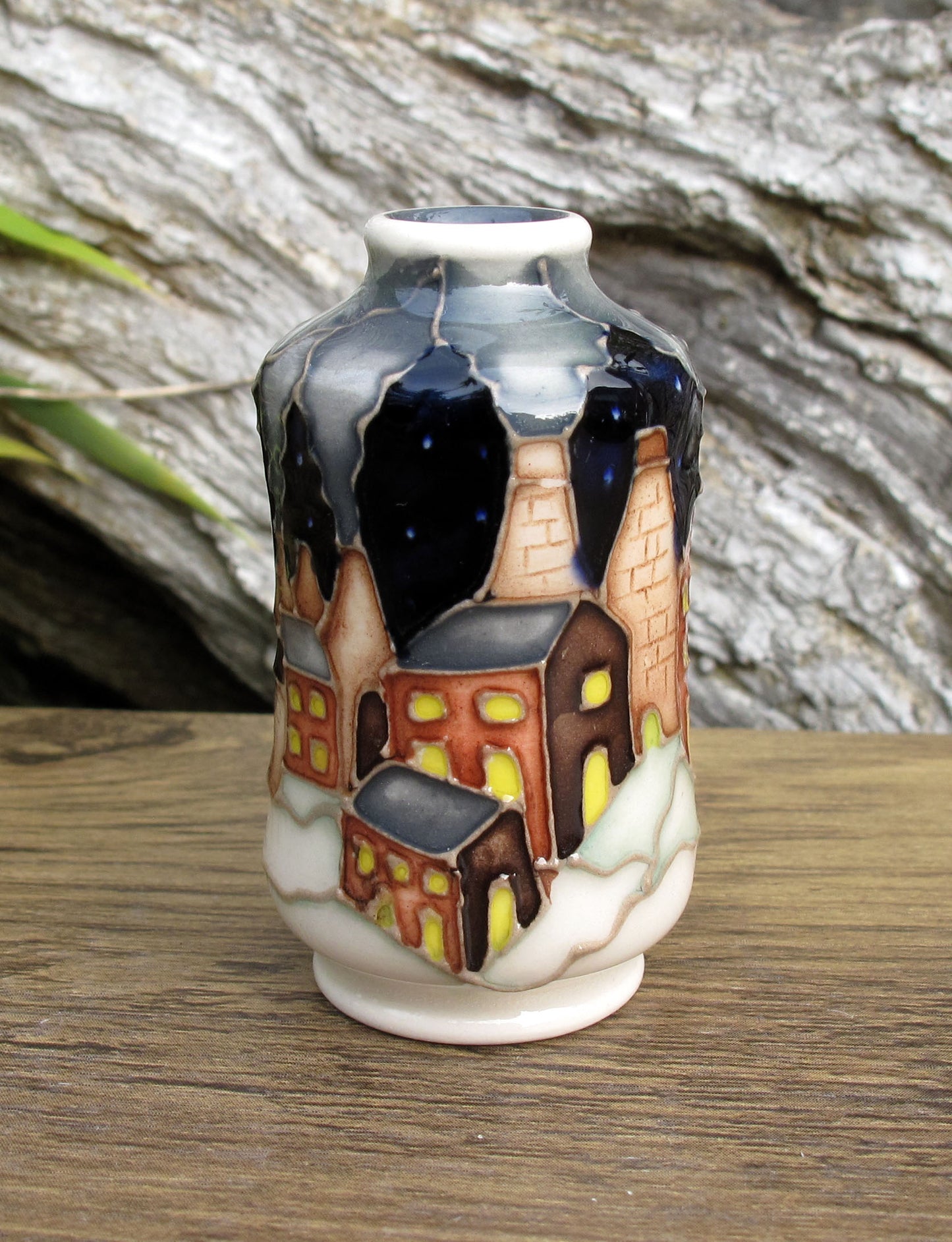 Moorcroft SNOW CHIMNEYS Miniature Vase Shape 98/2 Retail Price £235 Bottle Ovens