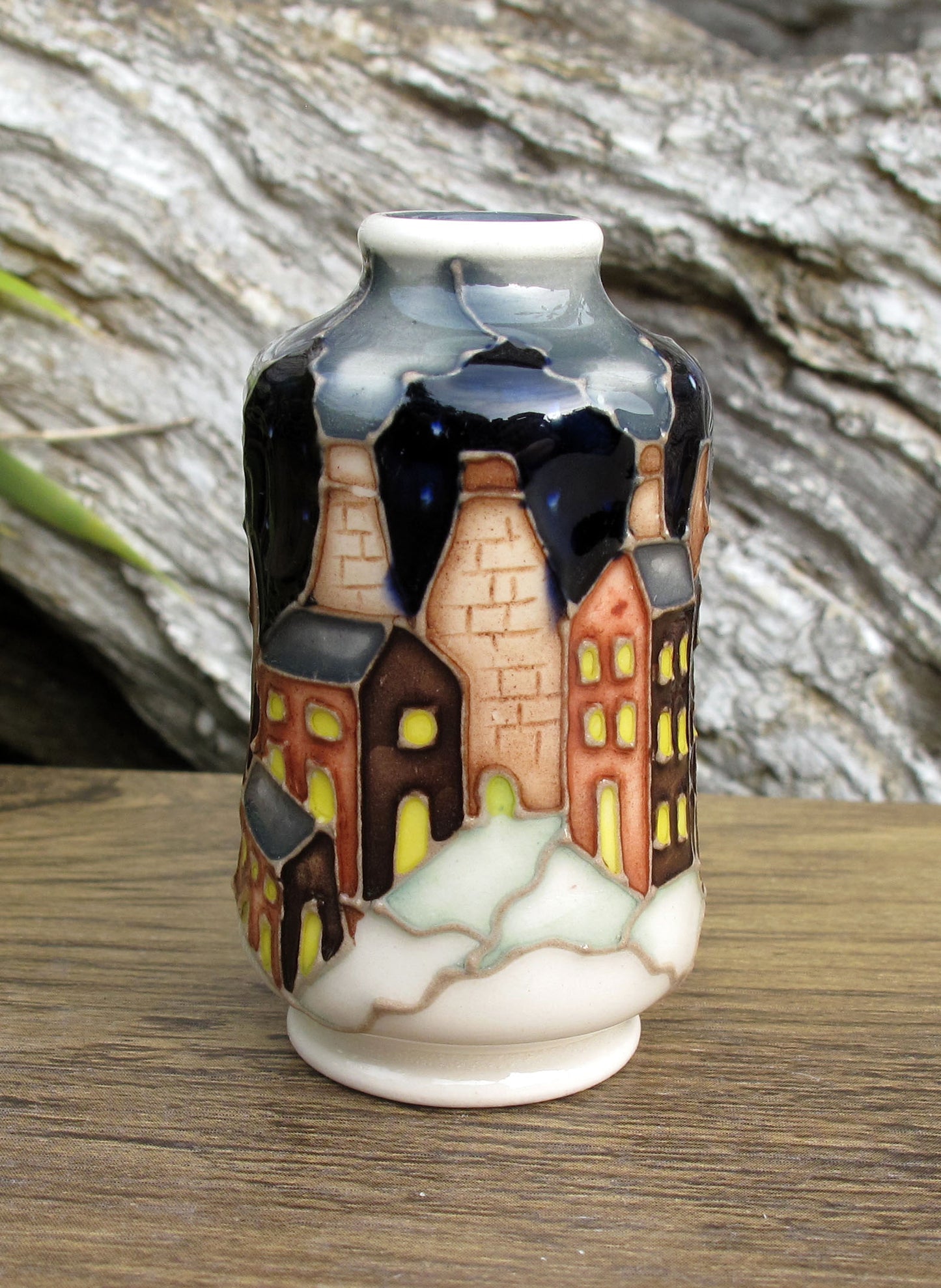 Moorcroft SNOW CHIMNEYS Miniature Vase Shape 98/2 Retail Price £235 Bottle Ovens
