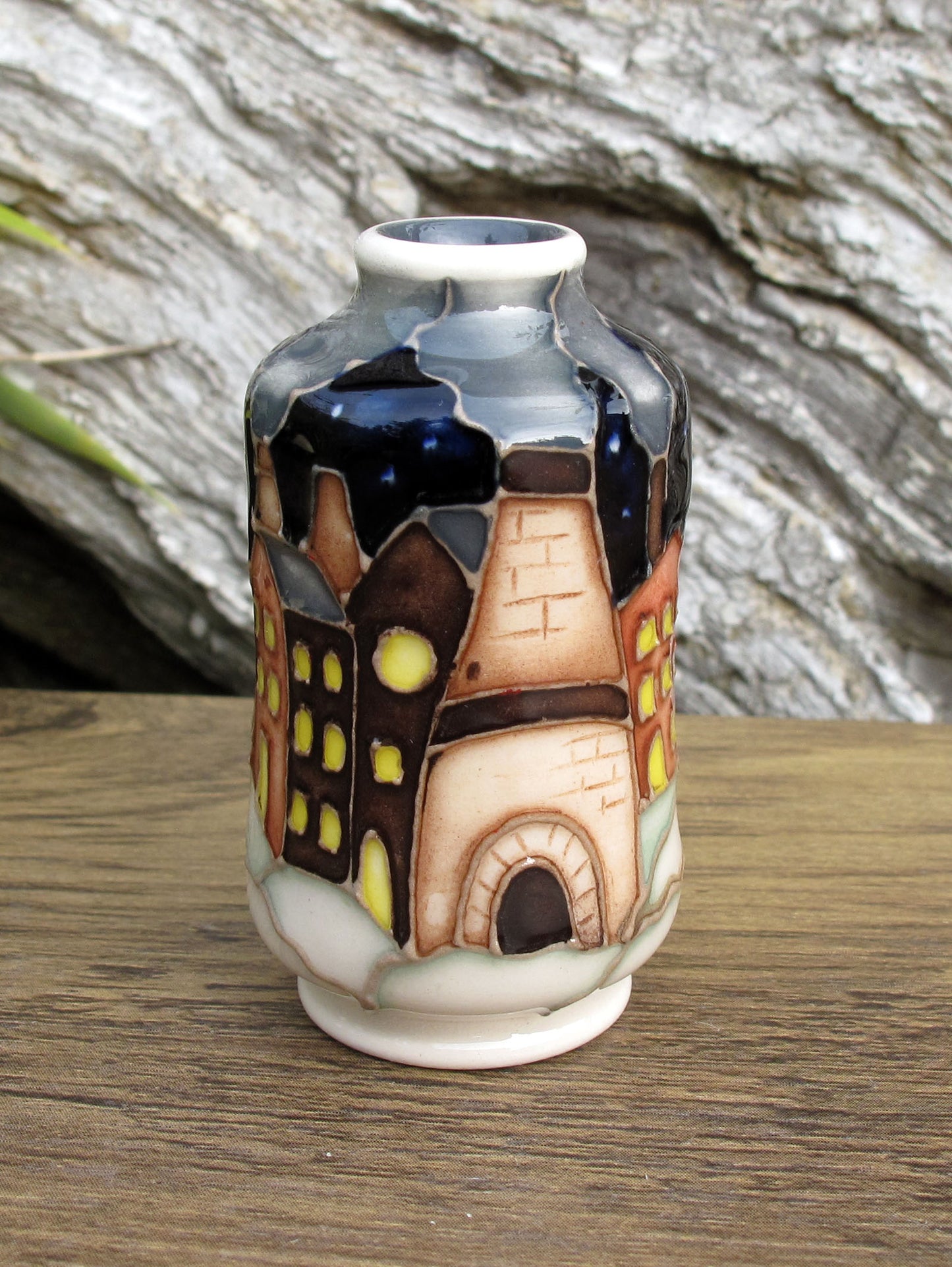 Moorcroft SNOW CHIMNEYS Miniature Vase Shape 98/2 Retail Price £235 Bottle Ovens