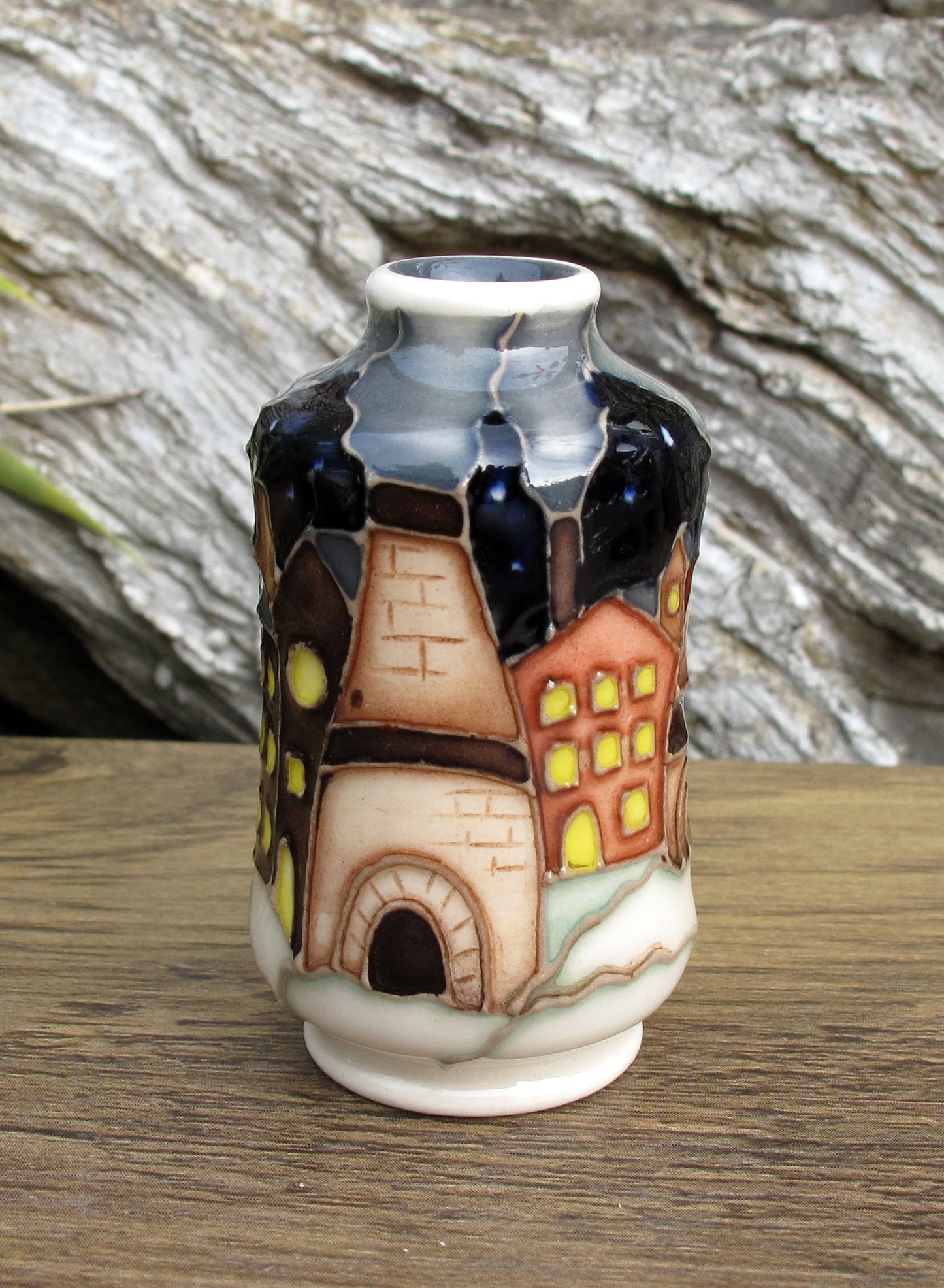 Moorcroft SNOW CHIMNEYS Miniature Vase Shape 98/2 Retail Price £235 Bottle Ovens