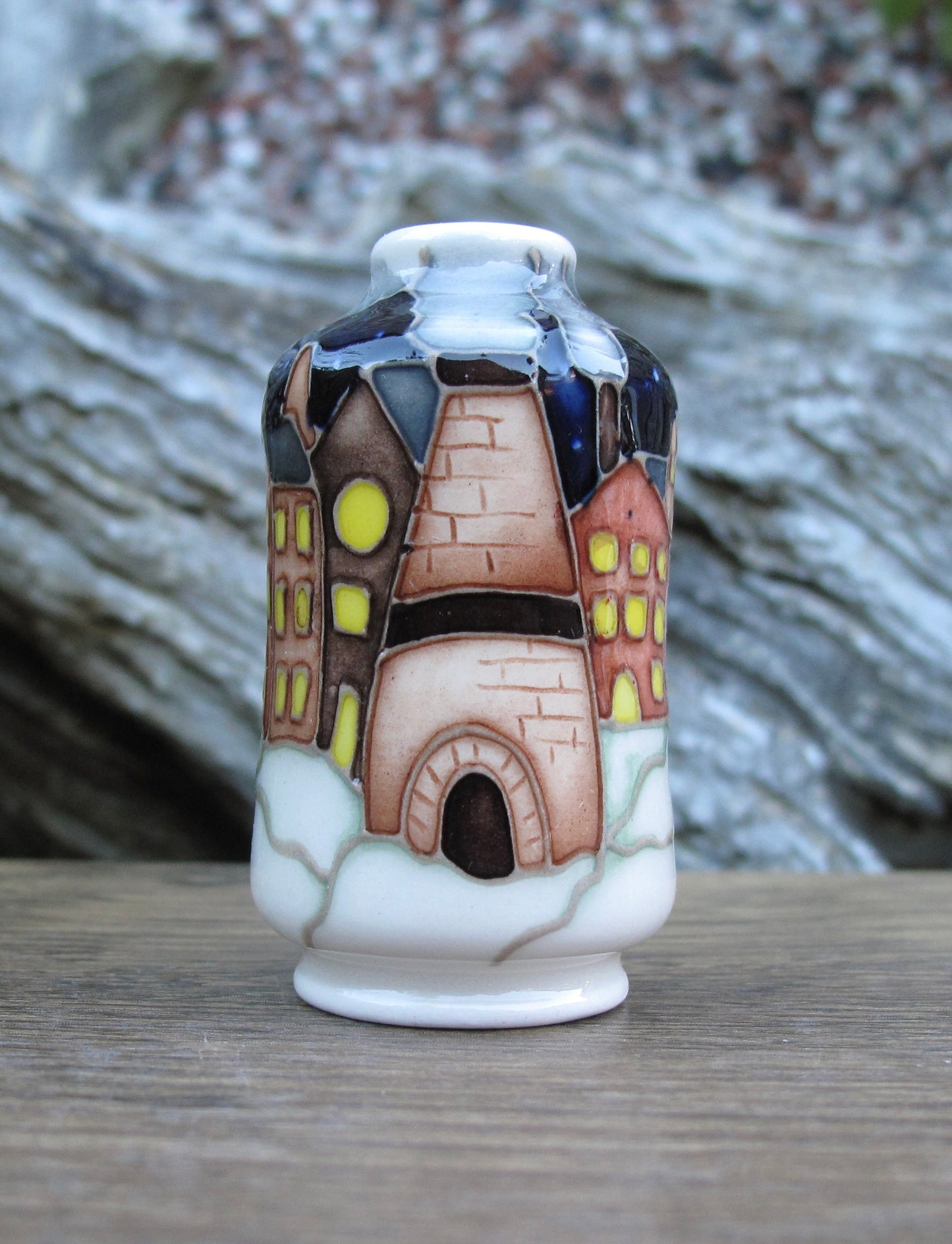 Moorcroft SNOW CHIMNEYS Miniature Vase Shape 98/2 Retail Price £211 Bottle Ovens