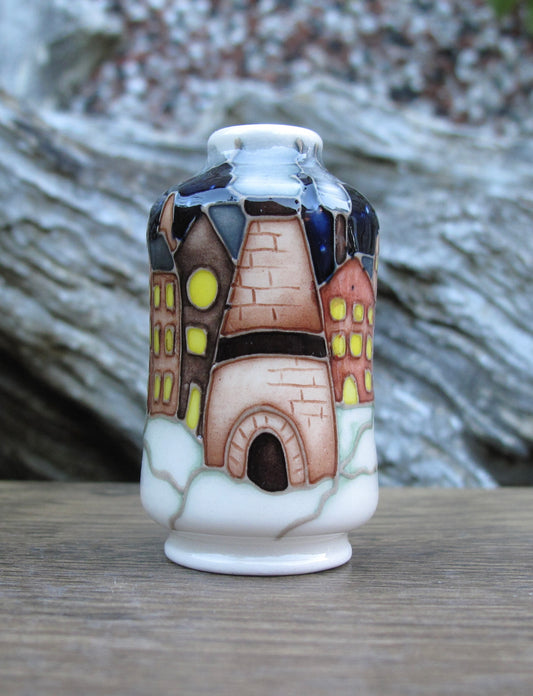 Moorcroft SNOW CHIMNEYS Miniature Vase Shape 98/2 Retail Price £211 Bottle Ovens