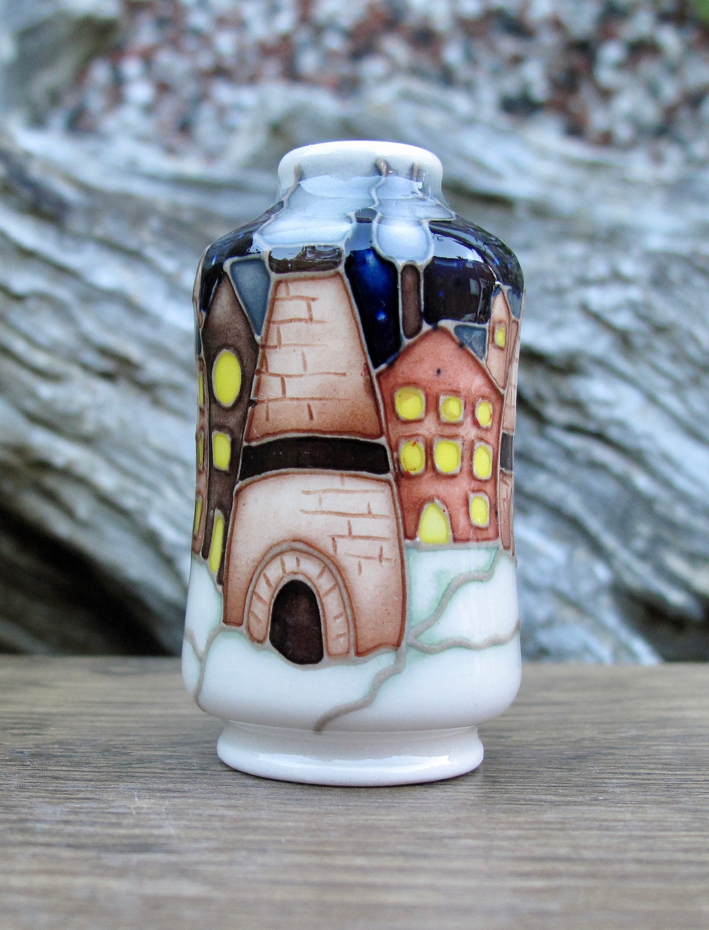 Moorcroft SNOW CHIMNEYS Miniature Vase Shape 98/2 Retail Price £211 Bottle Ovens