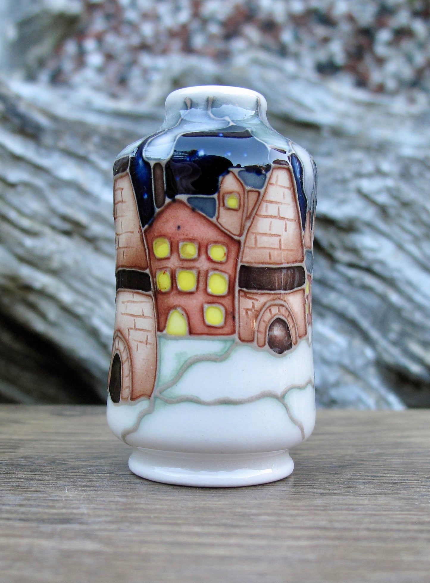 Moorcroft SNOW CHIMNEYS Miniature Vase Shape 98/2 Retail Price £211 Bottle Ovens