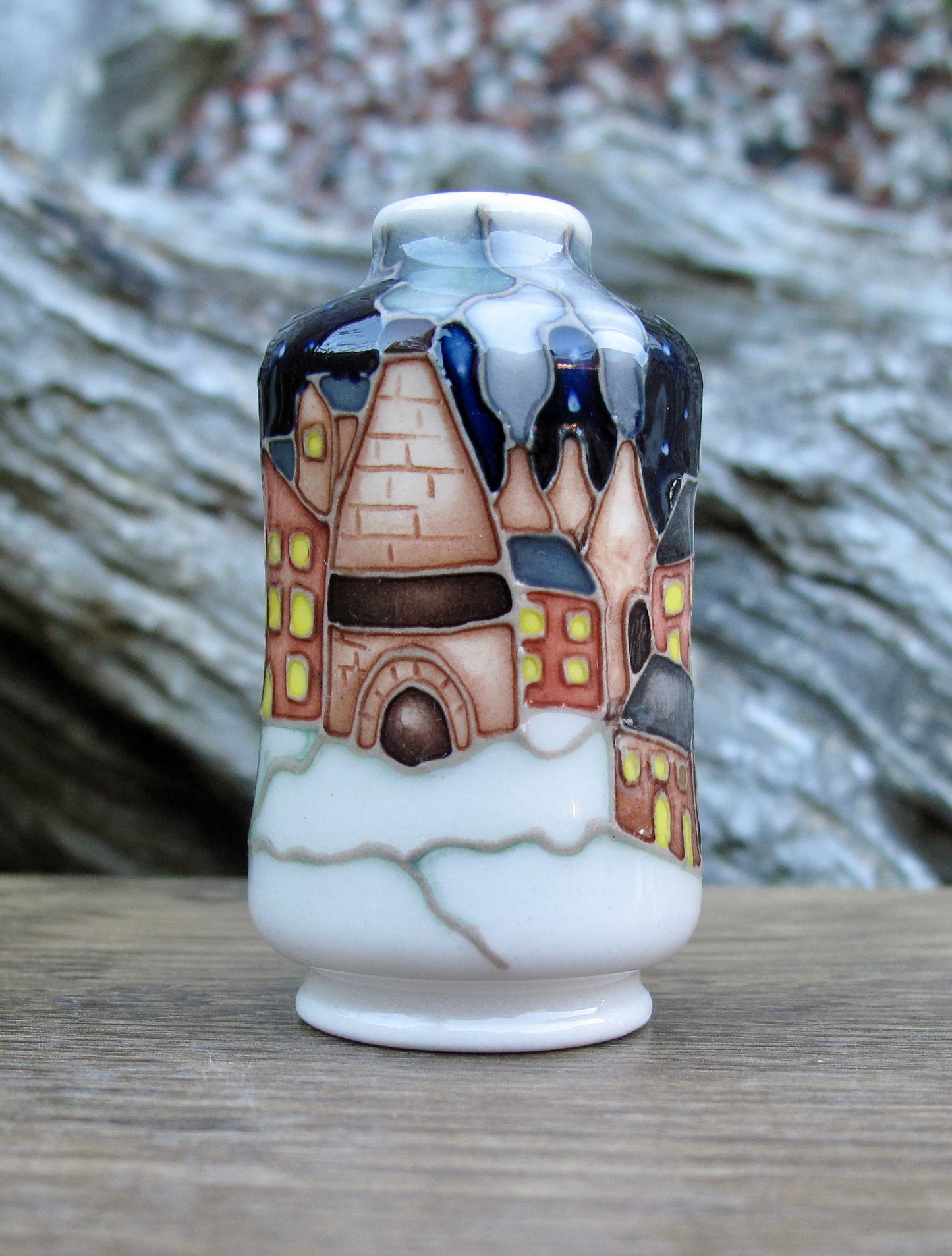 Moorcroft SNOW CHIMNEYS Miniature Vase Shape 98/2 Retail Price £211 Bottle Ovens