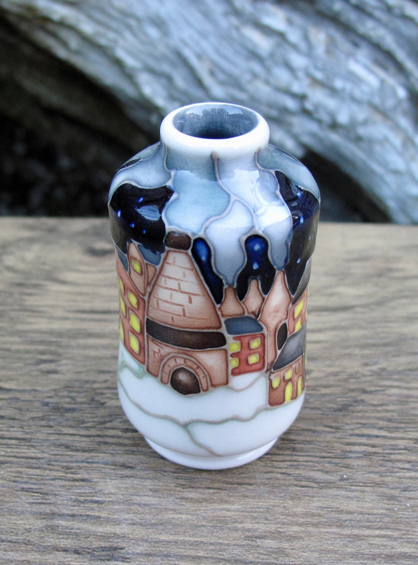 Moorcroft SNOW CHIMNEYS Miniature Vase Shape 98/2 Retail Price £211 Bottle Ovens