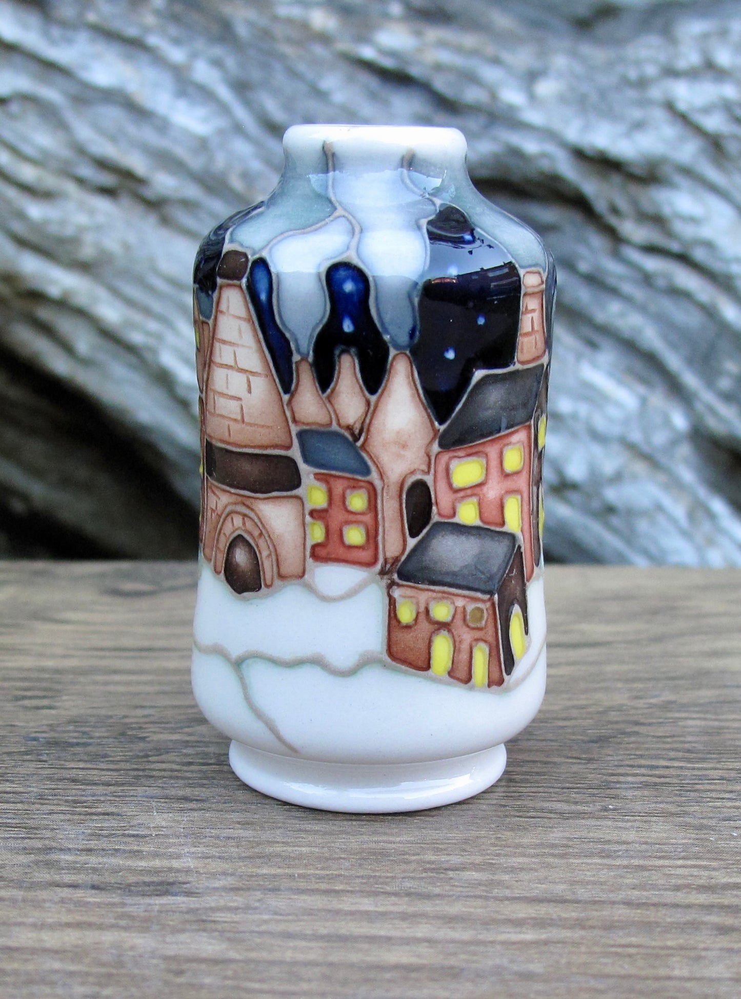 Moorcroft SNOW CHIMNEYS Miniature Vase Shape 98/2 Retail Price £211 Bottle Ovens