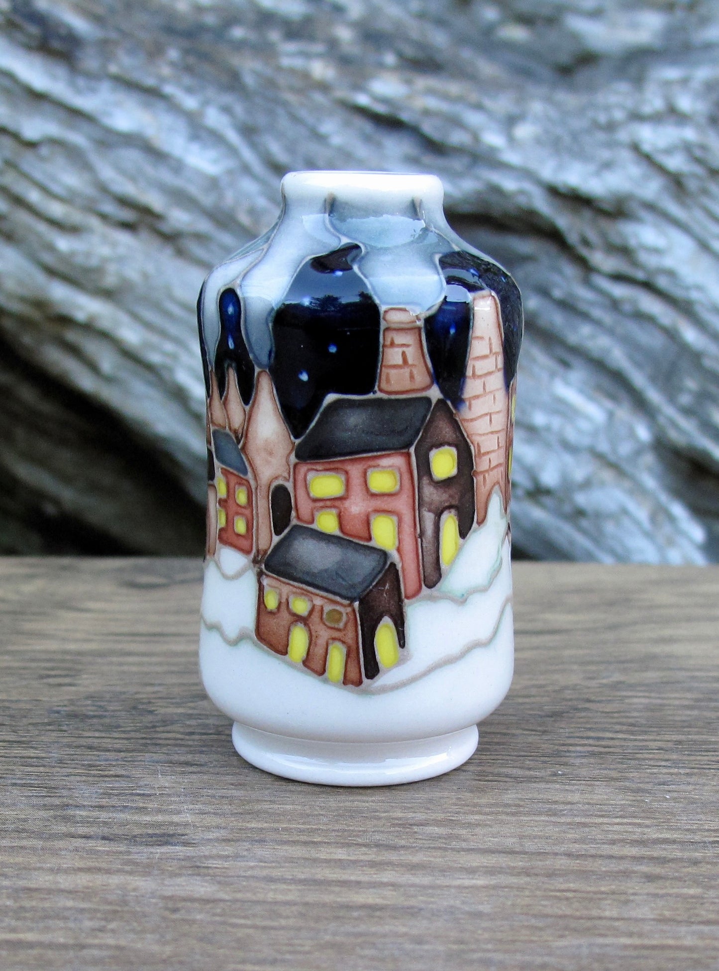 Moorcroft SNOW CHIMNEYS Miniature Vase Shape 98/2 Retail Price £211 Bottle Ovens