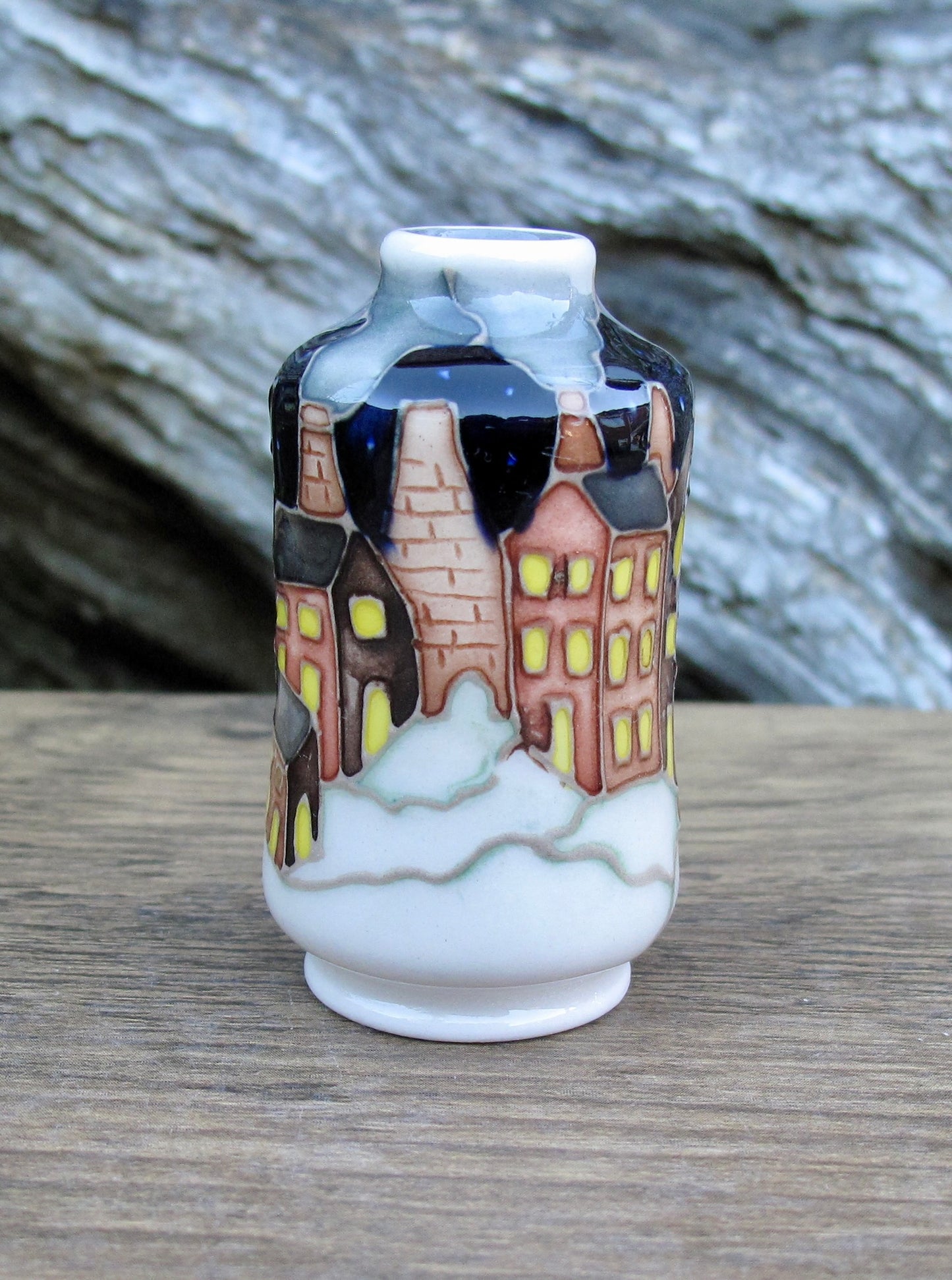 Moorcroft SNOW CHIMNEYS Miniature Vase Shape 98/2 Retail Price £211 Bottle Ovens