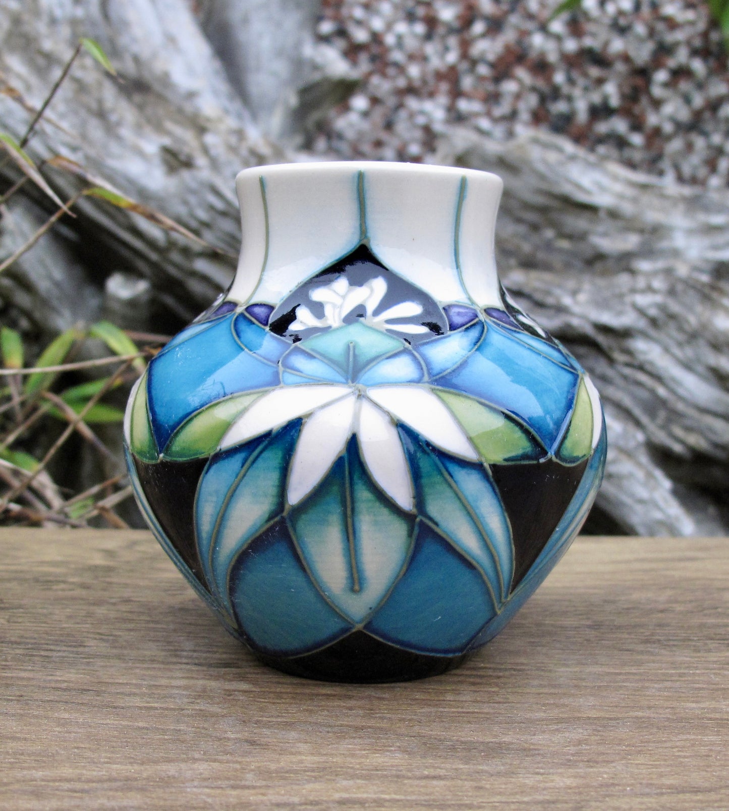 Share Moorcroft Exquisite COLOURS OF KIRIBATI Vase 35/3 Retail Price £185