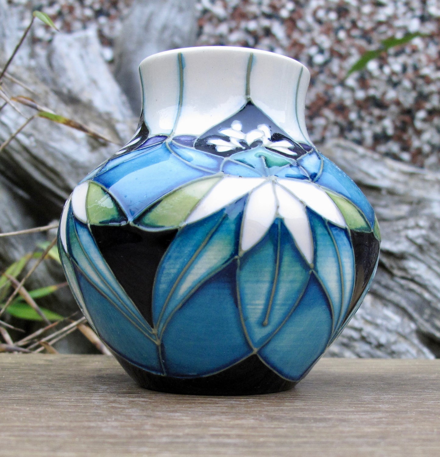 Share Moorcroft Exquisite COLOURS OF KIRIBATI Vase 35/3 Retail Price £185