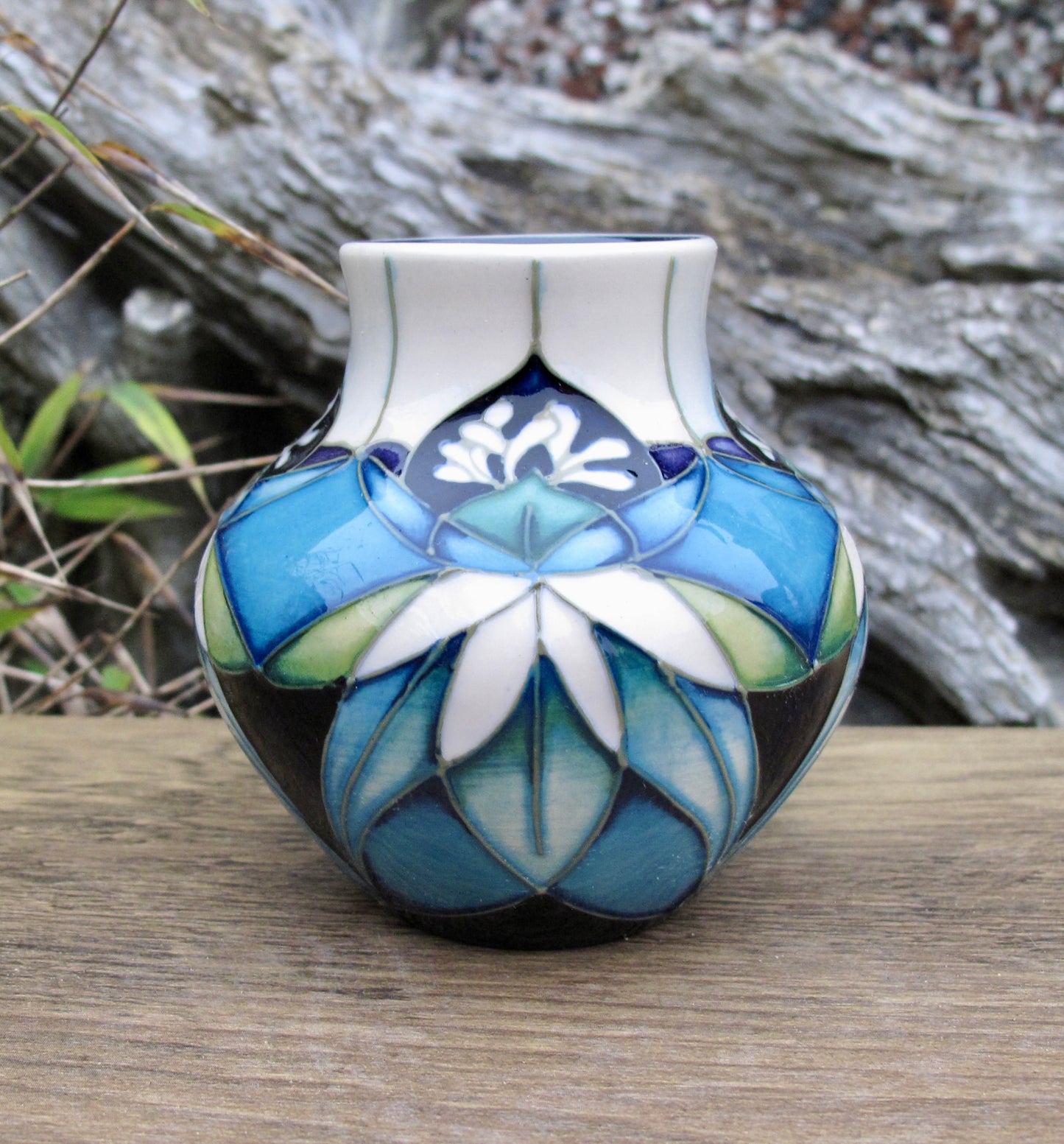 Share Moorcroft Exquisite COLOURS OF KIRIBATI Vase 35/3 Retail Price £185