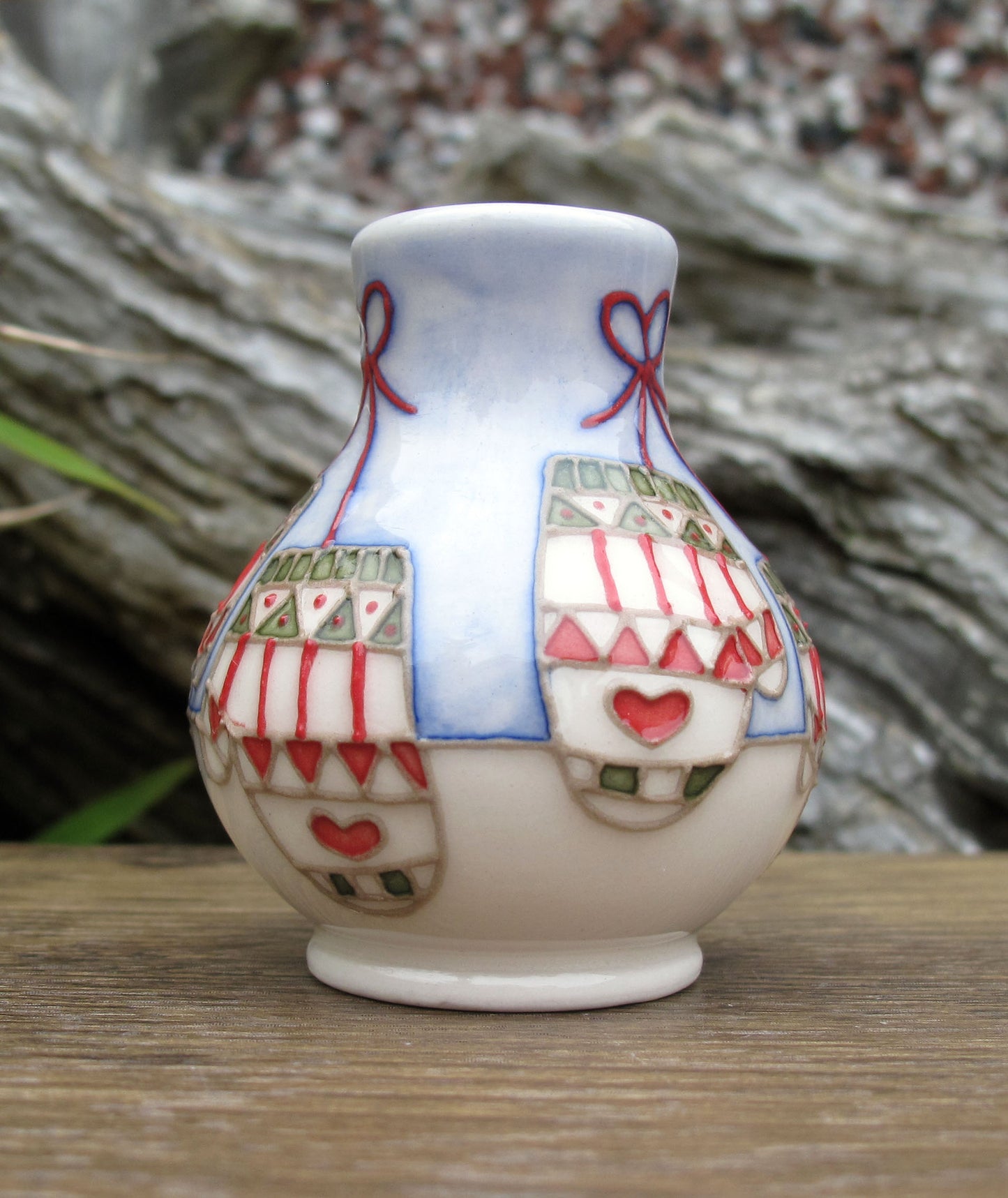 Moorcroft MITTENS Miniature Vase Shape 896/2 Retail Price £165 Christmas