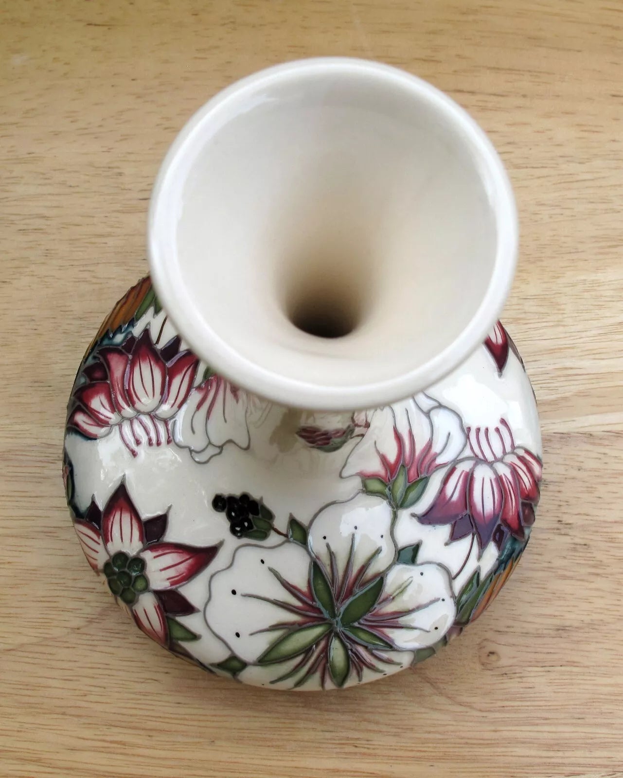 Moorcroft BRAMBLE REVISITED Vase shape 104/6 Retail Price £300 Alicia Amison